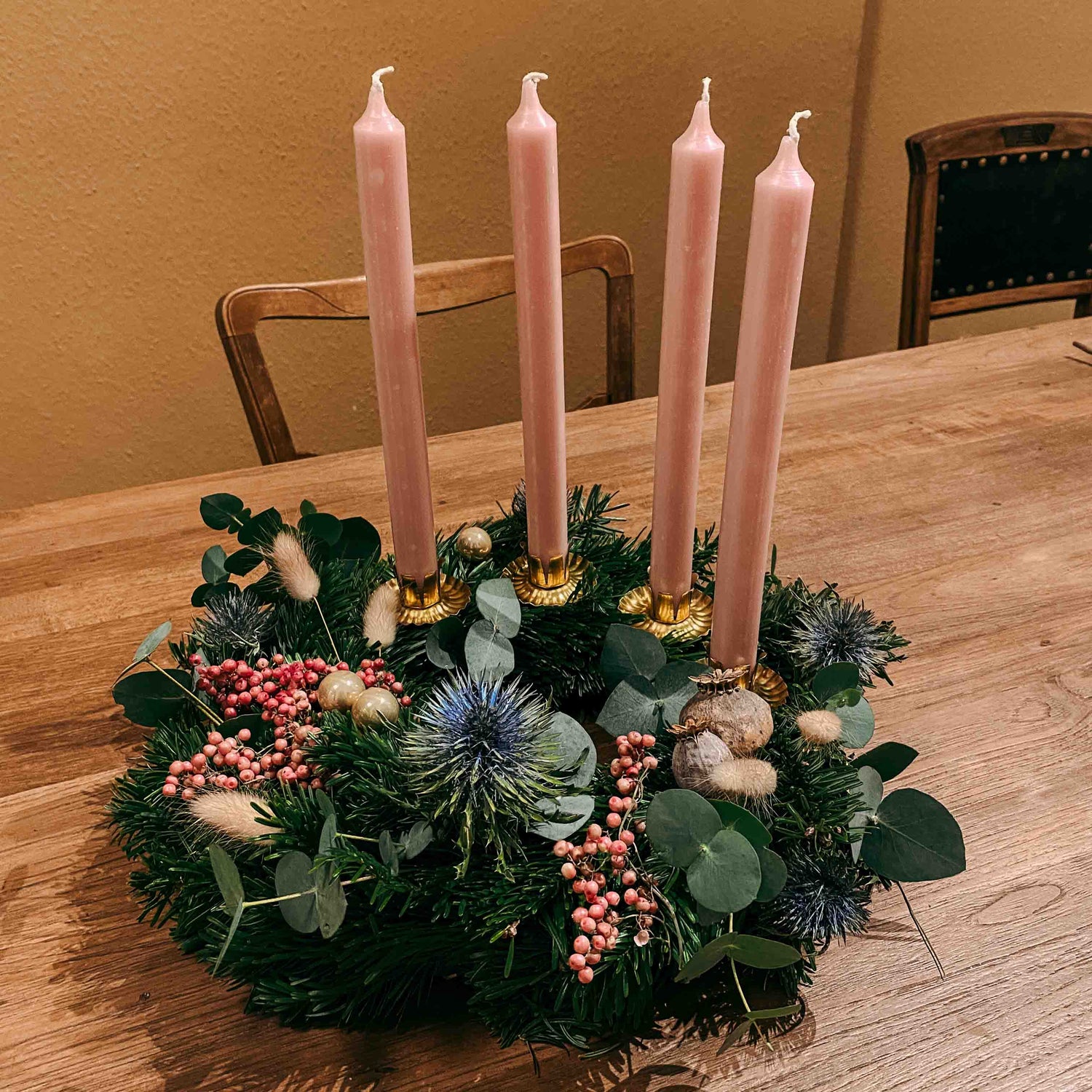 Adventskranz mit vier rosa Kerzen und Trockenblumen – kreative Weihnachtsdeko zum Selbermachen