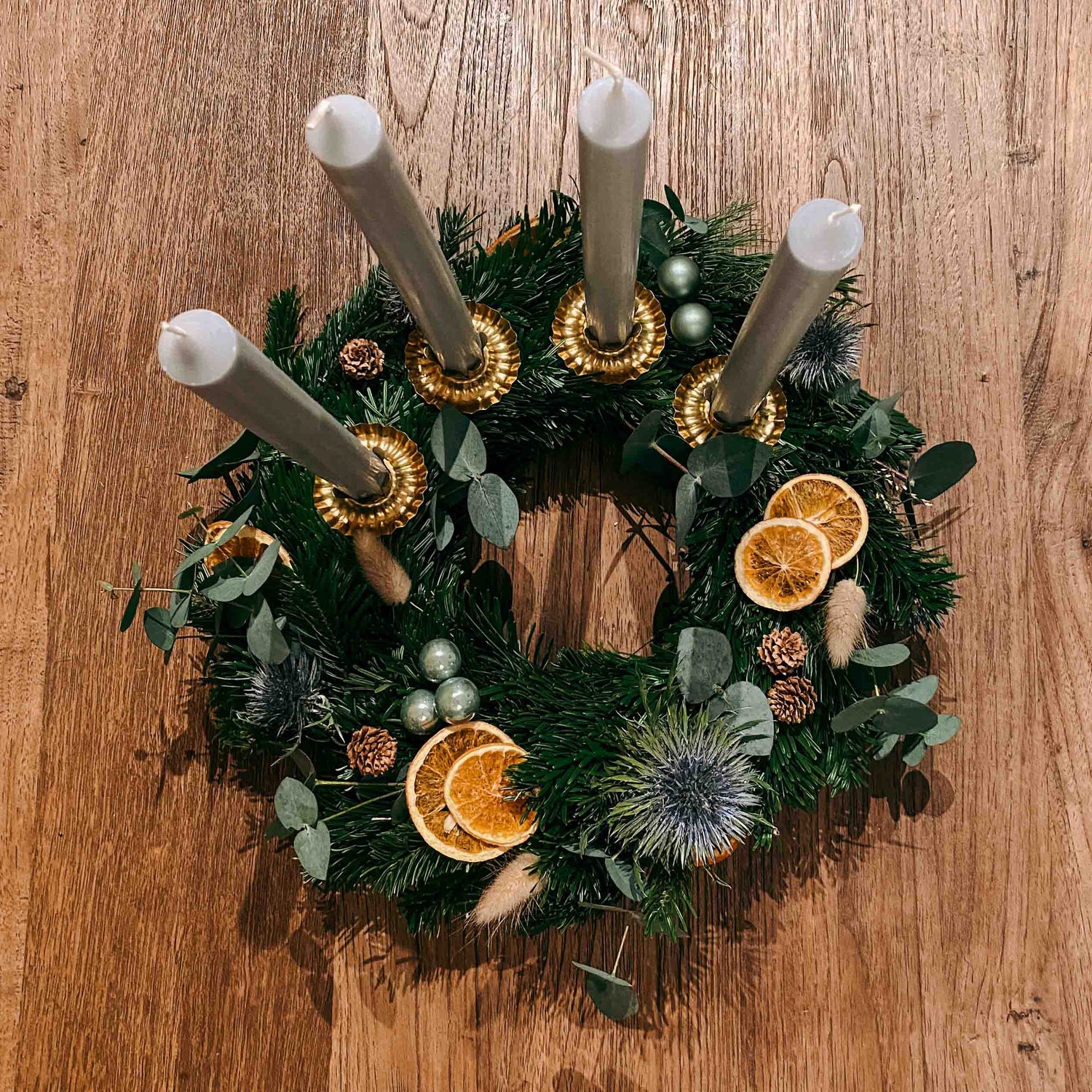 Adventskranz DIY Box Sterntaler mit grauen Kerzen und Naturdeko – stilvoller Weihnachtskranz.