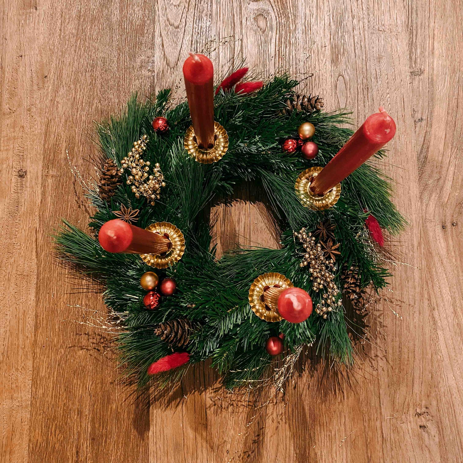 Fertiger Adventskranz mit vier roten Kerzen und goldenen Kugeln – DIY Box Rotkäppchen Weihnachten.