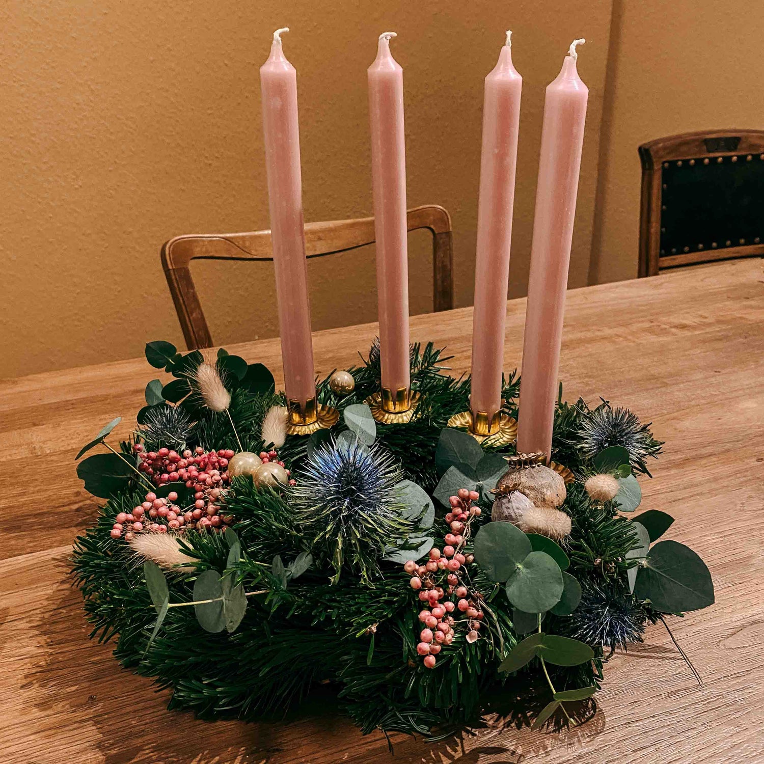 Selbstgemachter Adventskranz auf Tisch – Weihnachtskranz DIY Box Aschenputtel mit Naturmaterialien.