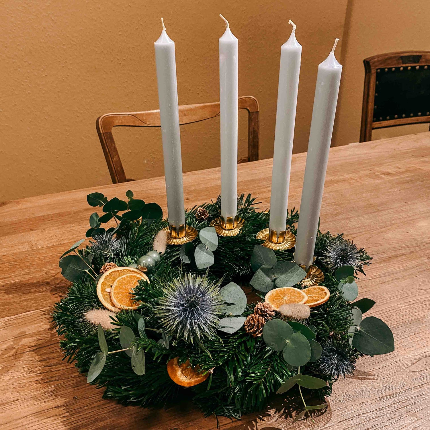 Fertiger Adventskranz in Blau und Grau auf Holztisch – elegante DIY Weihnachtsdeko Sterntaler.