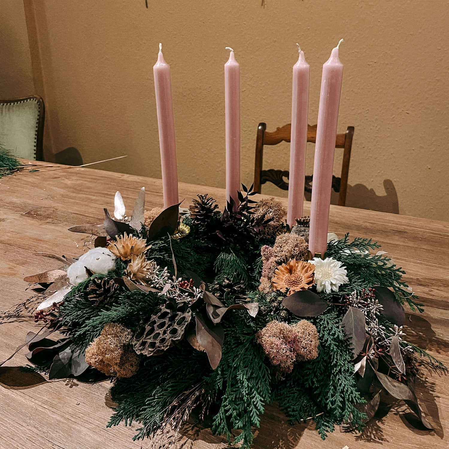 Weihnachtskranz mit rustikaler Deko und natürlichem Tannengrün – adventskranz ideen.Auch als Firmenevent buchbar.