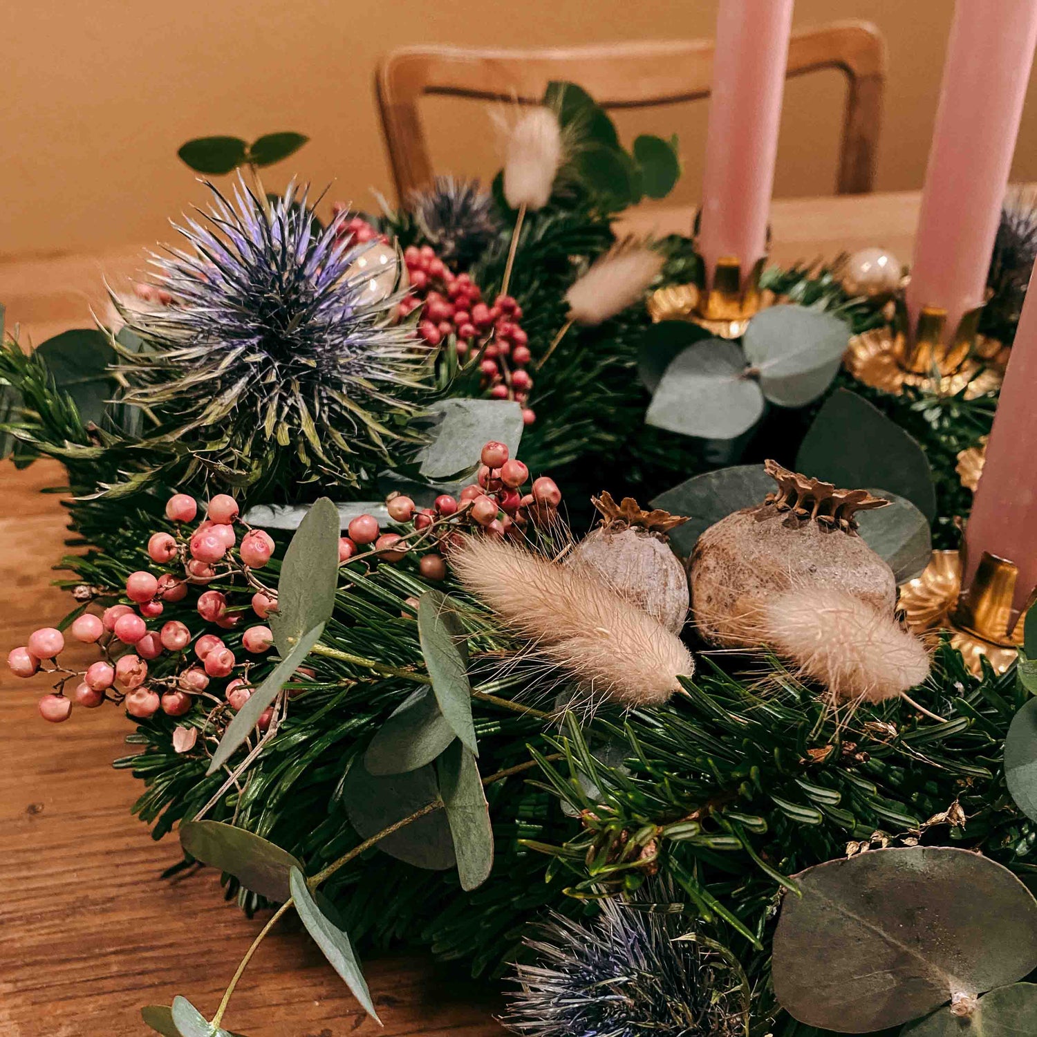 Rosa Kerzen und Vogelbeeren auf Adventskranz – zarte Weihnachtsdeko aus DIY Box Aschenputtel.