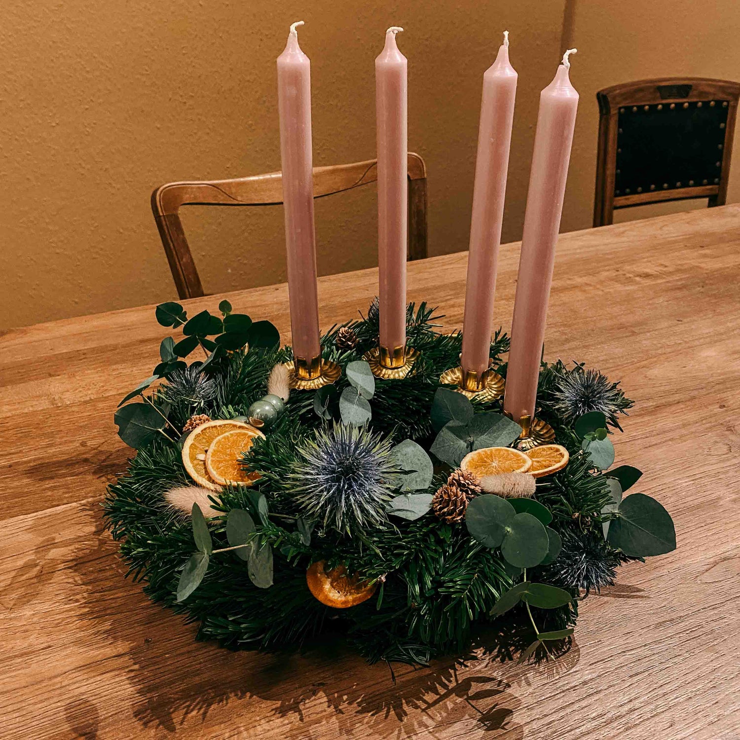 Adventskranz Sterntaler mit roséfarbenen Kerzen und blauen Blumen – modern und festlich.