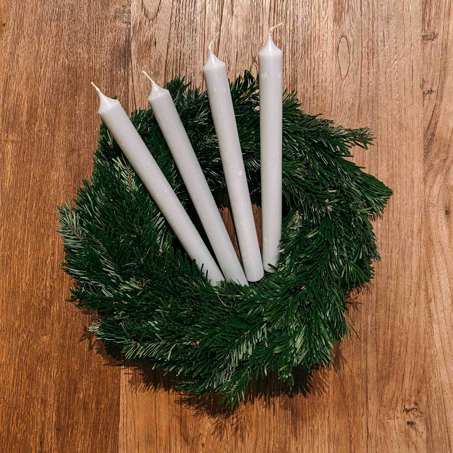 Adventskranz mit Tannenzweigen und grauen Kerzen – Variante der DIY Box Aschenputtel für Zuhause