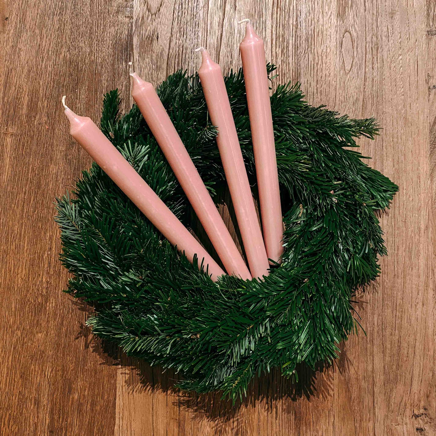 Tannenzweigkranz mit roséfarbenen Kerzen – elegante Weihnachtsstimmung mit Box Sterntaler.