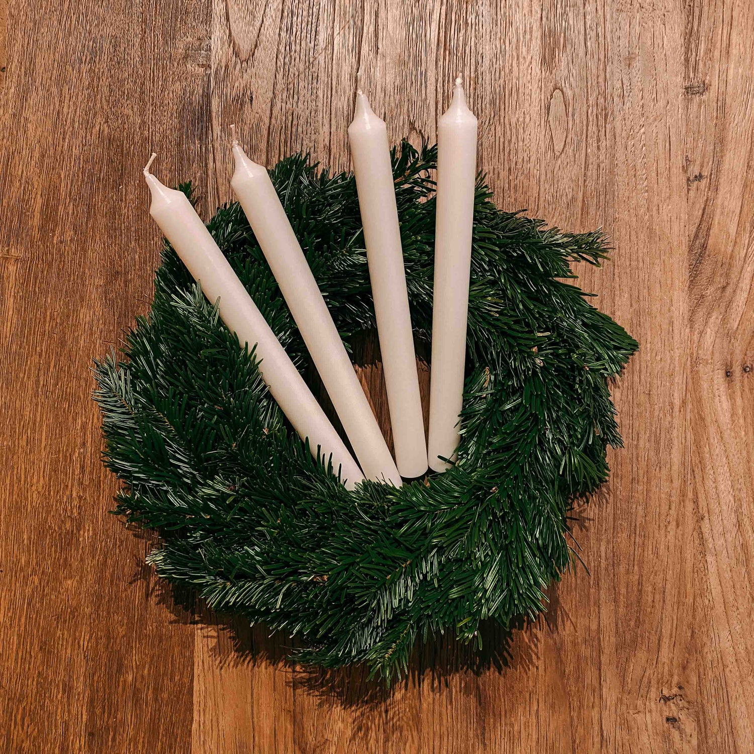 Weihnachtskranz mit beigen Kerzen und Trockenblumen – elegante Adventskranz DIY Box Aschenputtel
