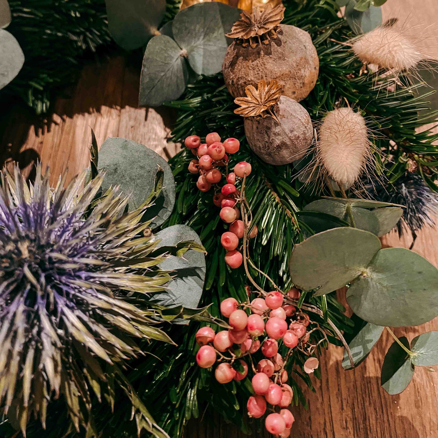 Detaillierte Nahaufnahme rosa Beeren und Trockenblumen – stilvoller Adventskranz Aschenputtel.