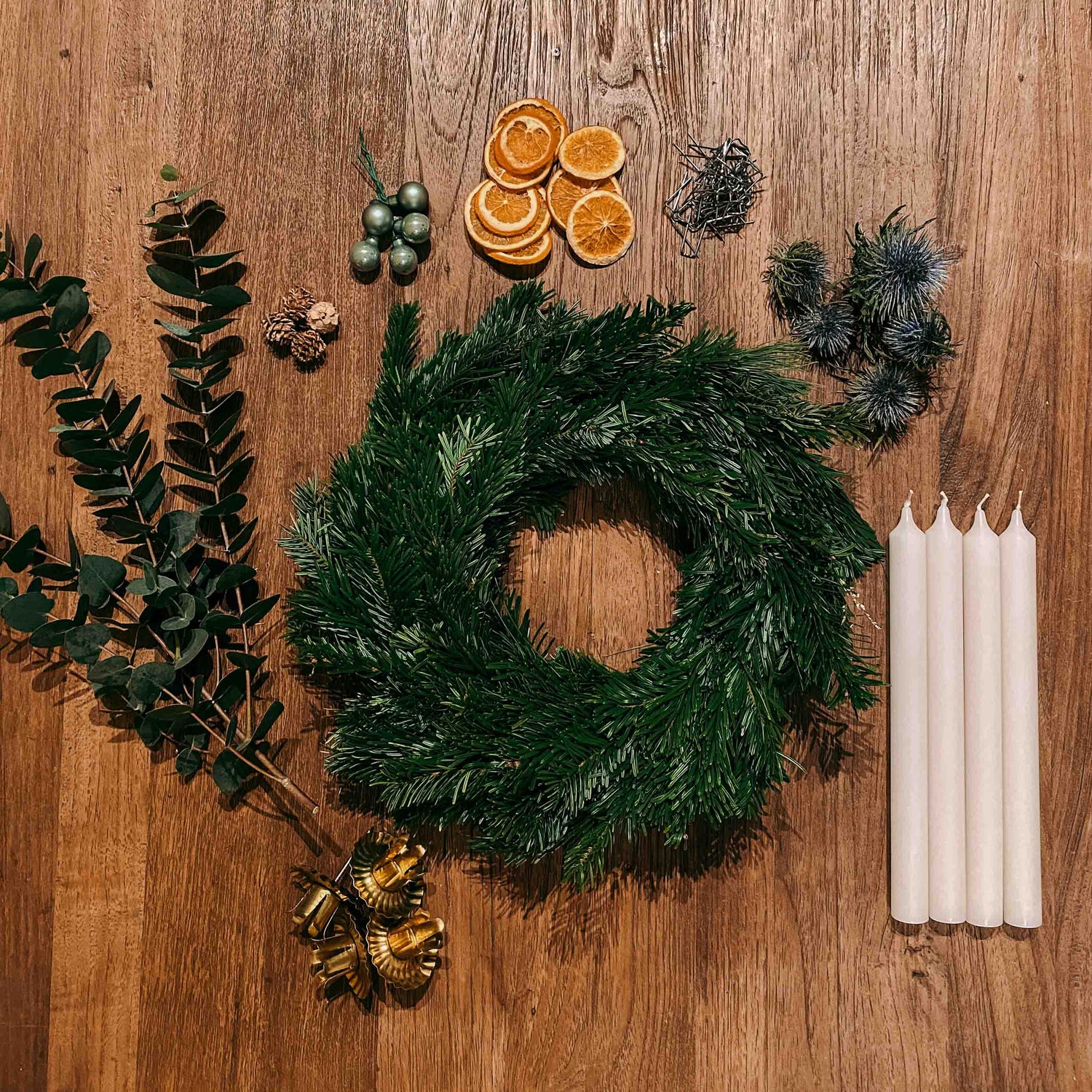 Grüner Kranz mit Kerzen, Orangenscheiben und Kugeln – Adventskranz DIY Box Sterntaler.