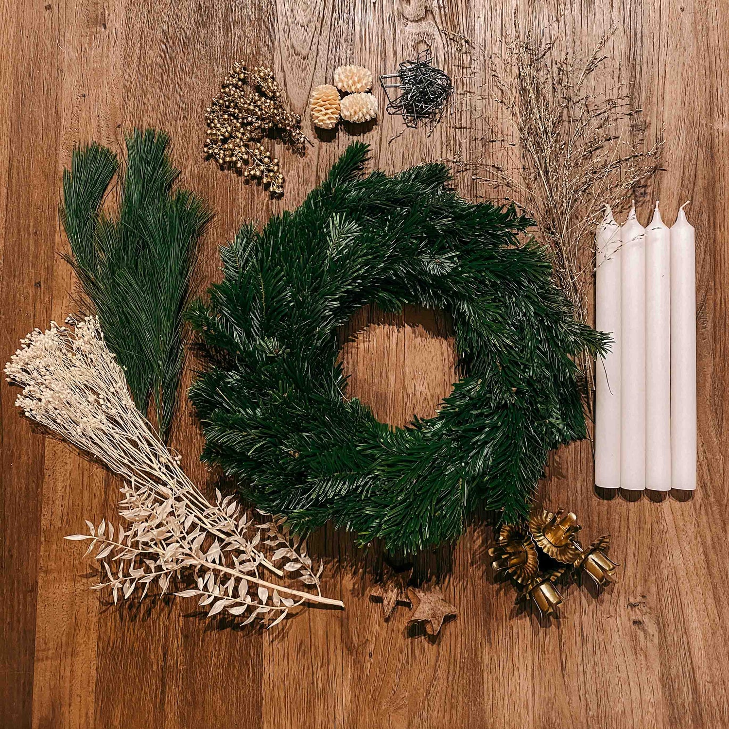 Grüner Adventskranz mit Materialien drumherum – DIY Box Schneeweißchen zum Selbermachen.