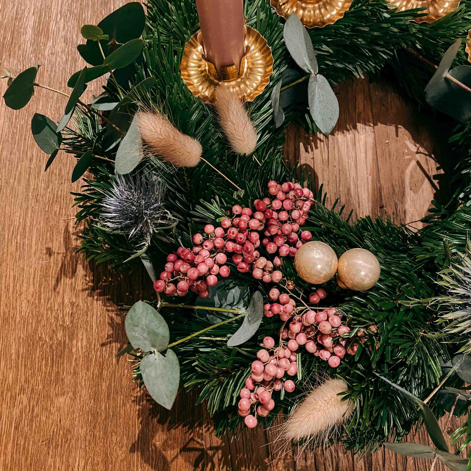 Kranz von oben mit Naturmaterialien, Kugeln und Kerzen – festliche Adventskranz DIY Box Aschenputtel.