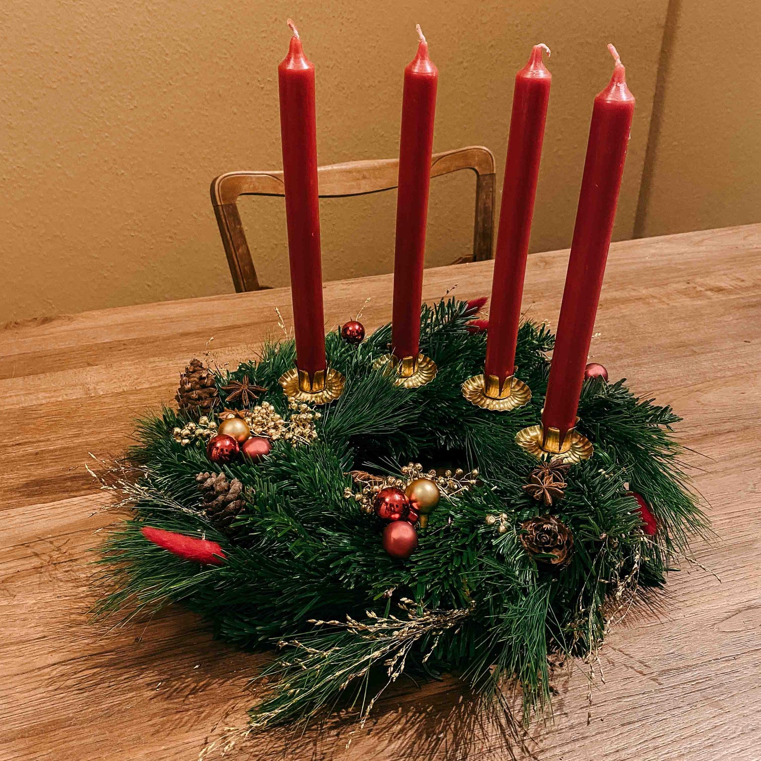 Weihnachtskranz in Rot und Gold mit Tannenzapfen und Kerzen – stilvolle DIY Box Rotkäppchen.