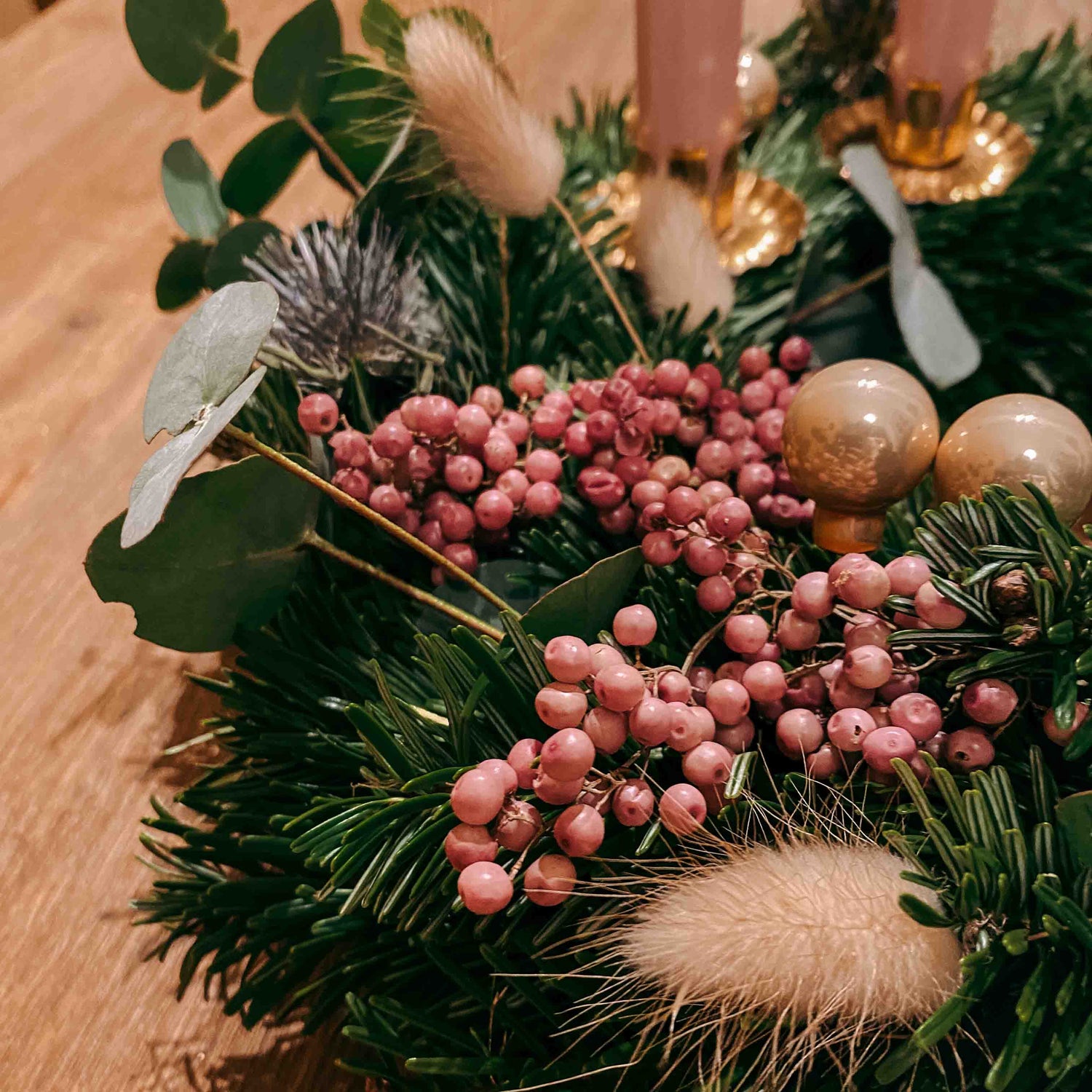 Weihnachtskranz mit Kugeln, Blättern und Blüten – Adventskranz DIY Box Aschenputtel in Rosé-Tönen.