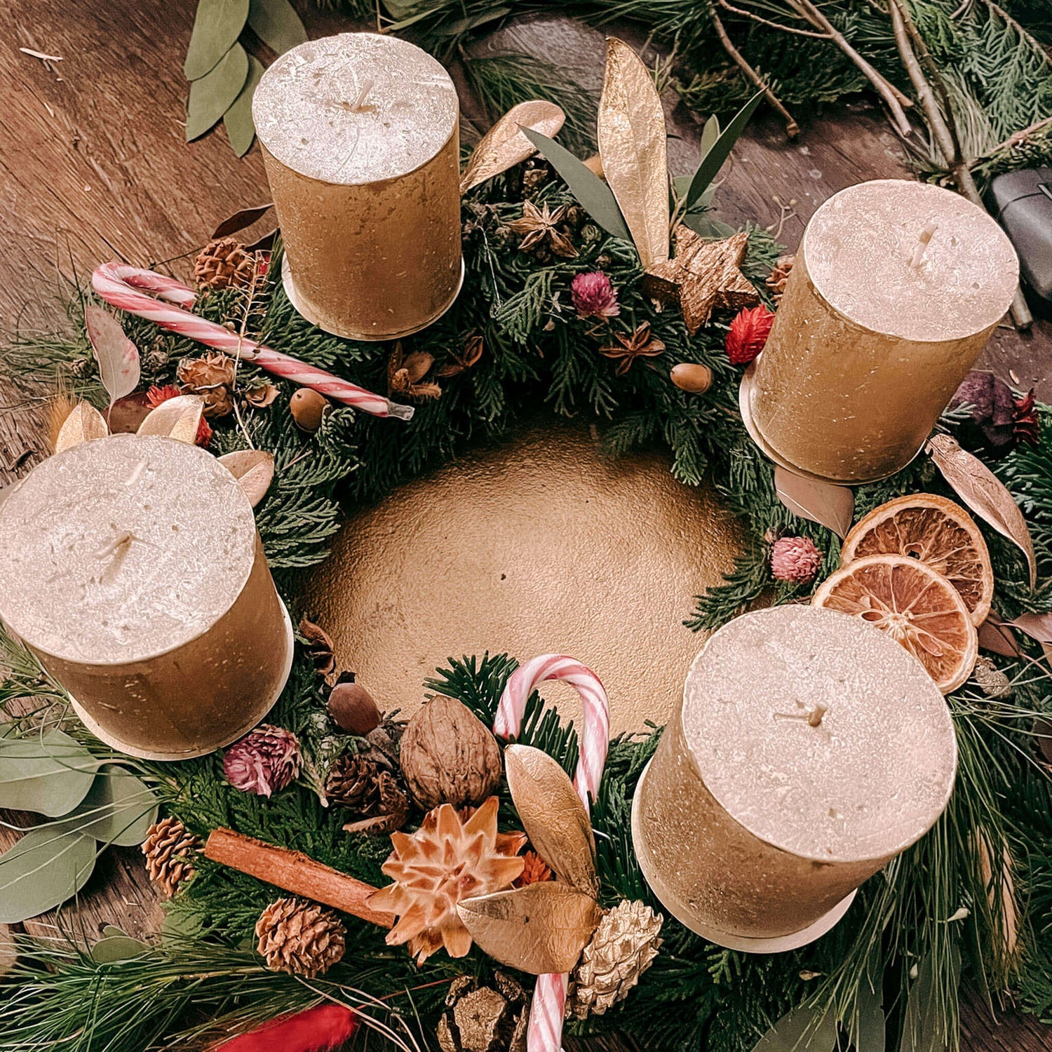 Fertiger adventskranz modern mit Trockenblumen und Kugeln – adventskranz selber machen.Auch als Firmenevent buchbar.