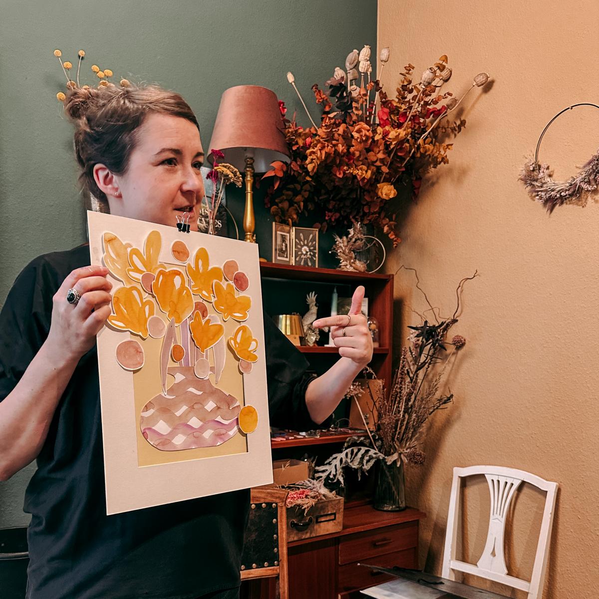 Person hält fertiges Flower Bouquet hoch und erklärt Details – Aquarell Workshop für Einsteiger.