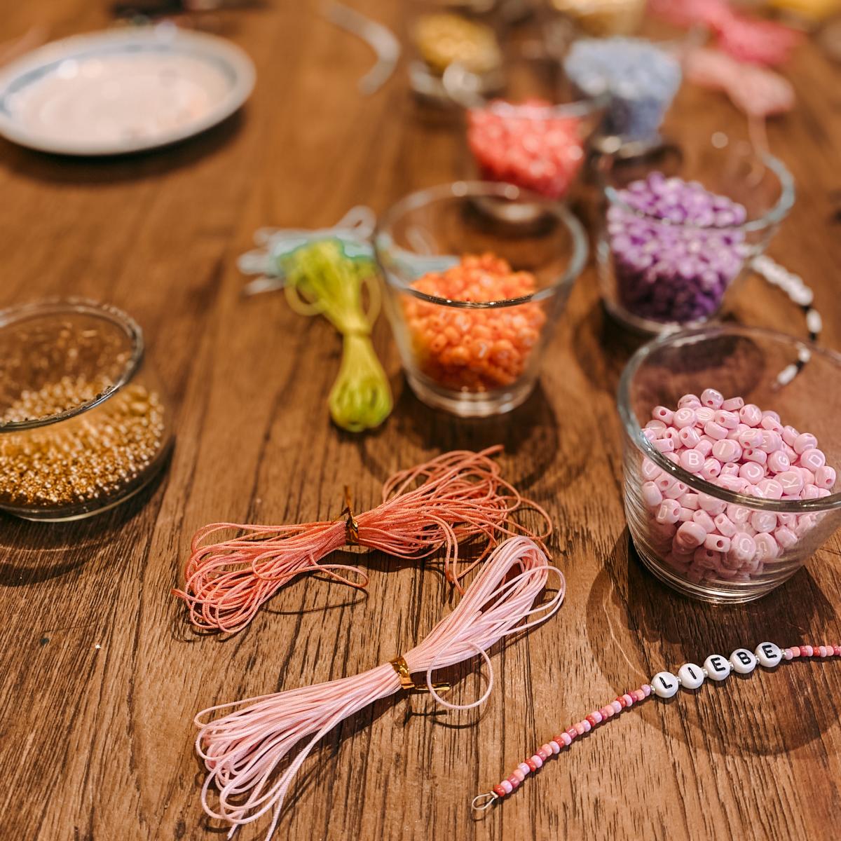Gläser mit bunten Perlen und Schnüren – DIY Perlenschmuck Workshop, Armband selbst gestalten.