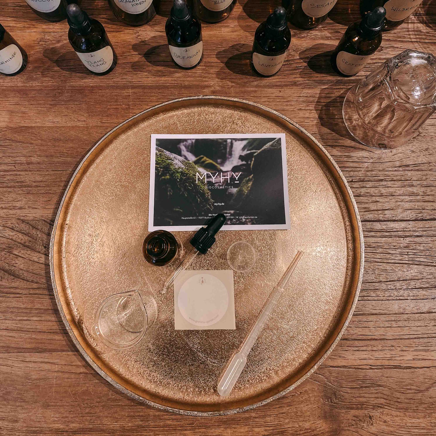 Goldenes Tablett mit Materialien und Karte – bio kosmetik, facial serum workshop, nachhaltige hautpflege diy.