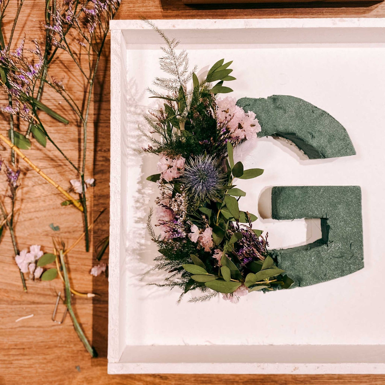 Halbfertiger Blumenbuchstabe G mit rosa-grüner Blumendeko – blumenmonogramm gestalten, floral letter.