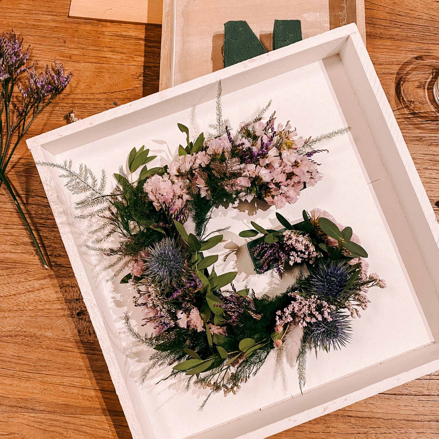 Blumenbuchstabe G mit rosa-grünen Blumen im weißen Rahmen – flower monogramm workshop, diy blumenletter.