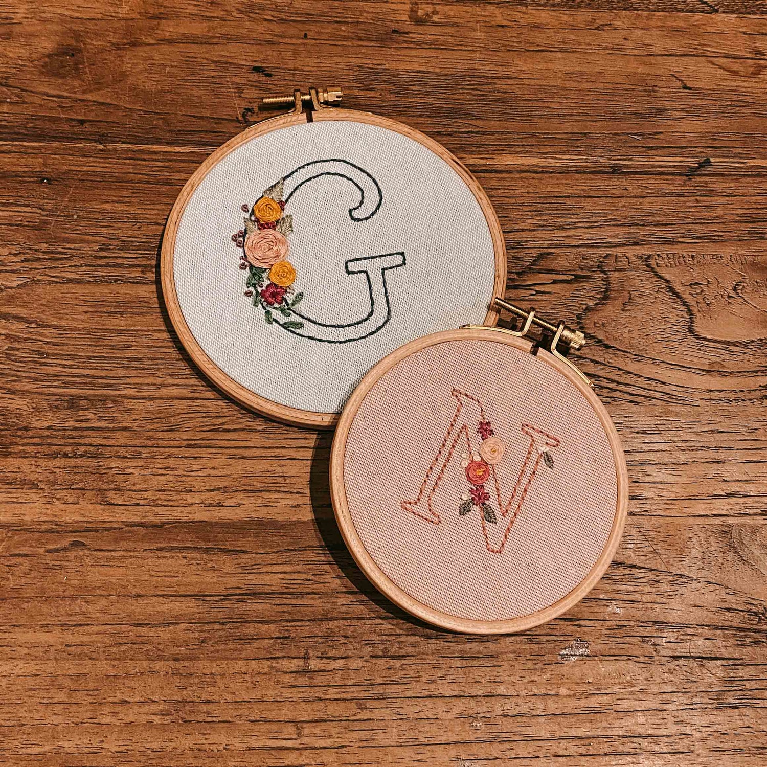 Stickrahmen mit Buchstabe N und Garnen auf Holztisch – Monogramm Stickerei Workshop