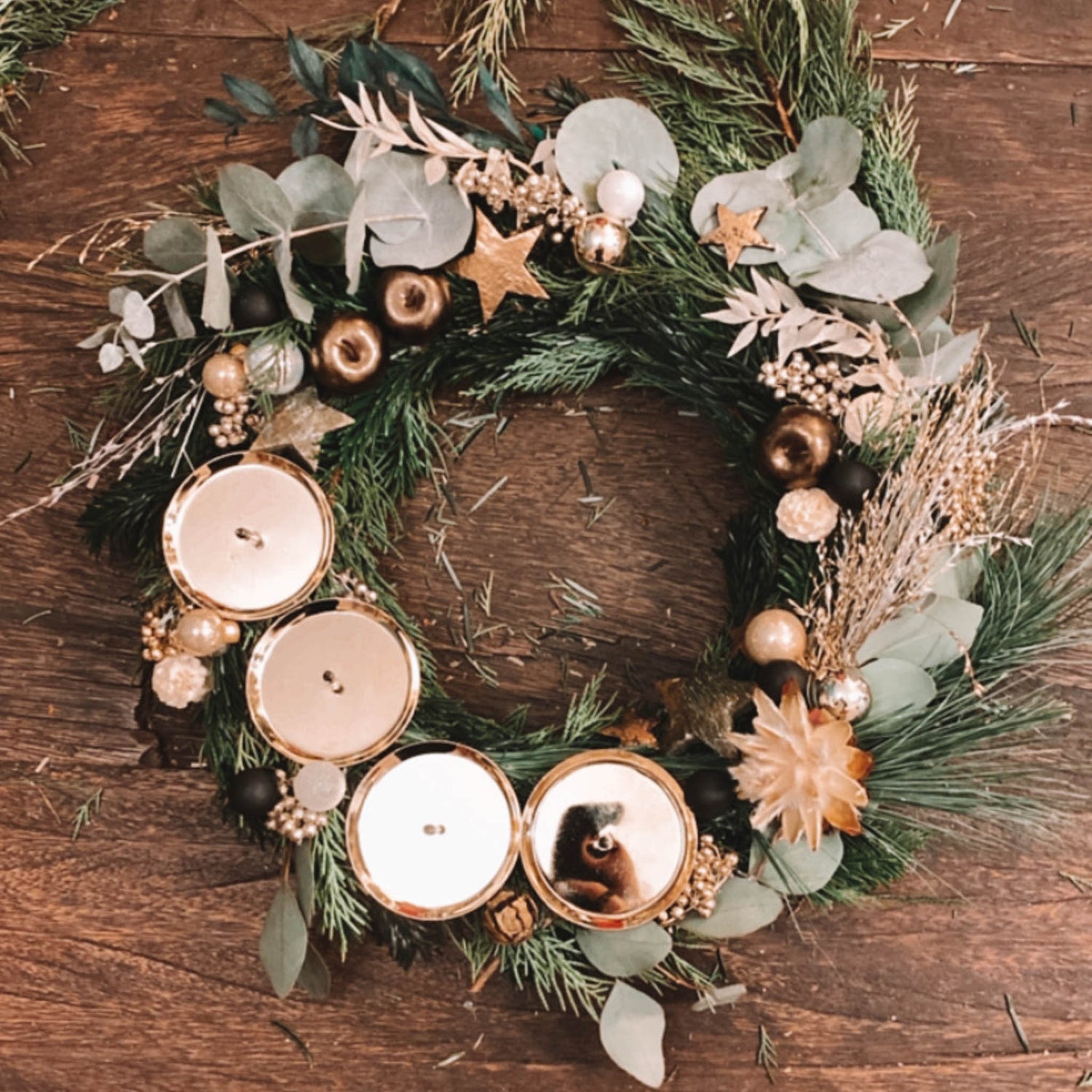 Materialauswahl mit Tannengrün goldenen Akzenten und Eukalyptus für adventskranz modern im Workshop.Auch als Firmenevent buchbar.