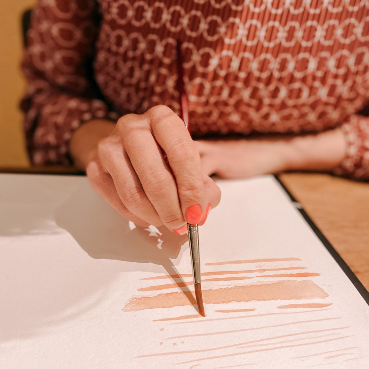 Hand zeigt Farbstruktur auf Aquarellbild – aquarellmalerei, aquarell bilder ideen.