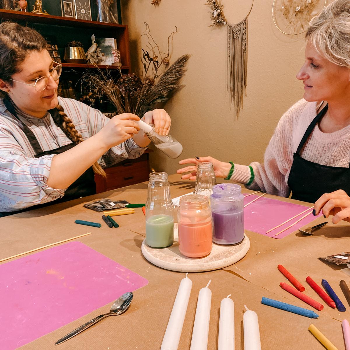 Kurstteilnehmer bemalen gemeinsam Kerzen – buntkerzen selber machen, kerzen kreativ gestalten.Auch als Firmenevent buchbar.