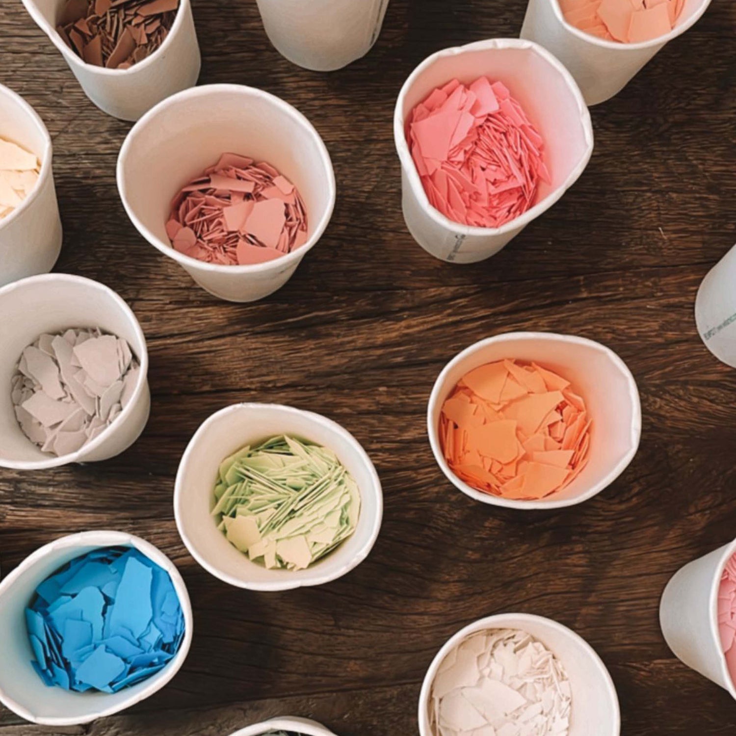 Bunte Terrazzo-Chips in Bechern – kreative Vorbereitung im Terrazzo Workshop Berlin.