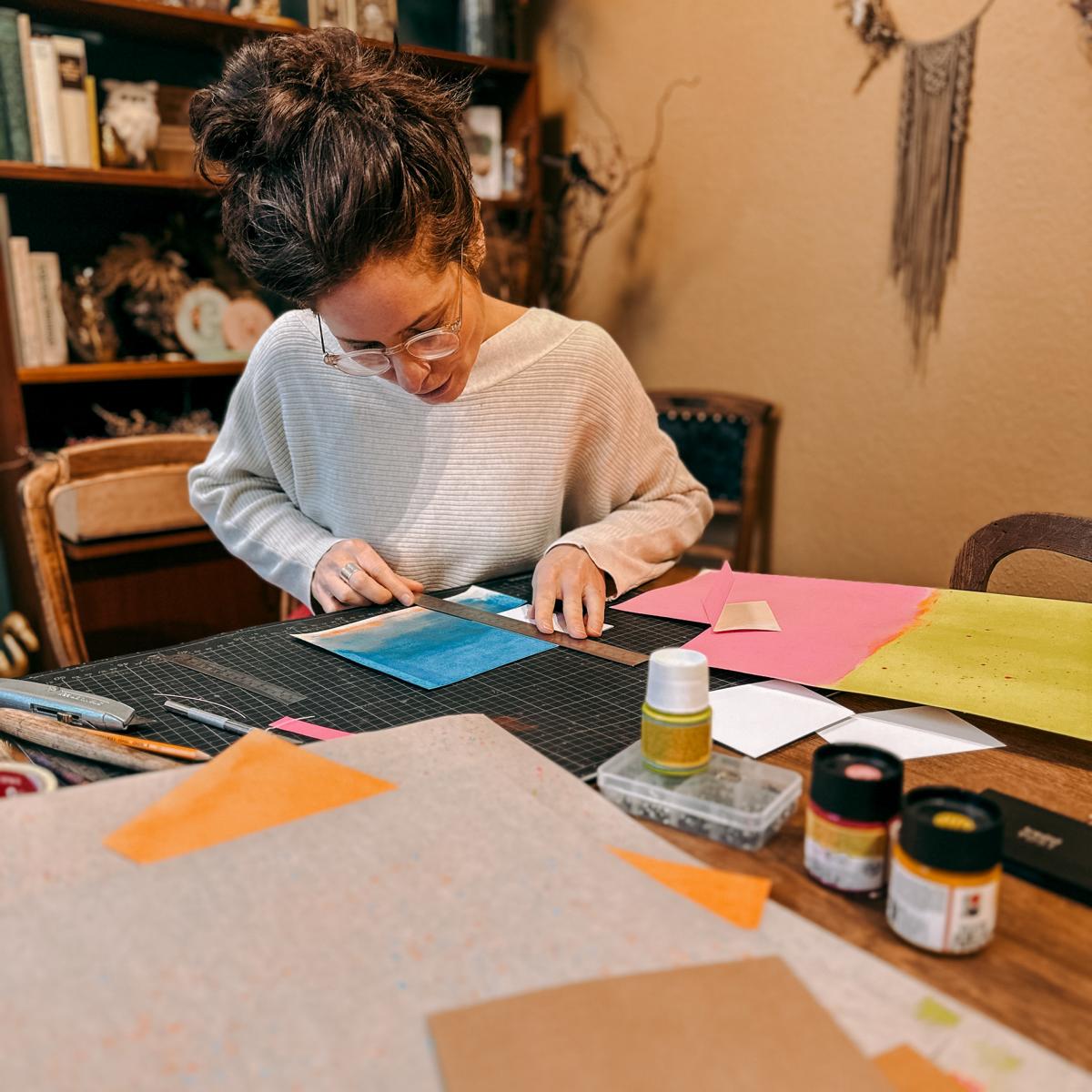 Person schneidet blaues veganes Leder aus – DIY Workshop, veganes Leder Portemonnaie, nachhaltige Accessoires.