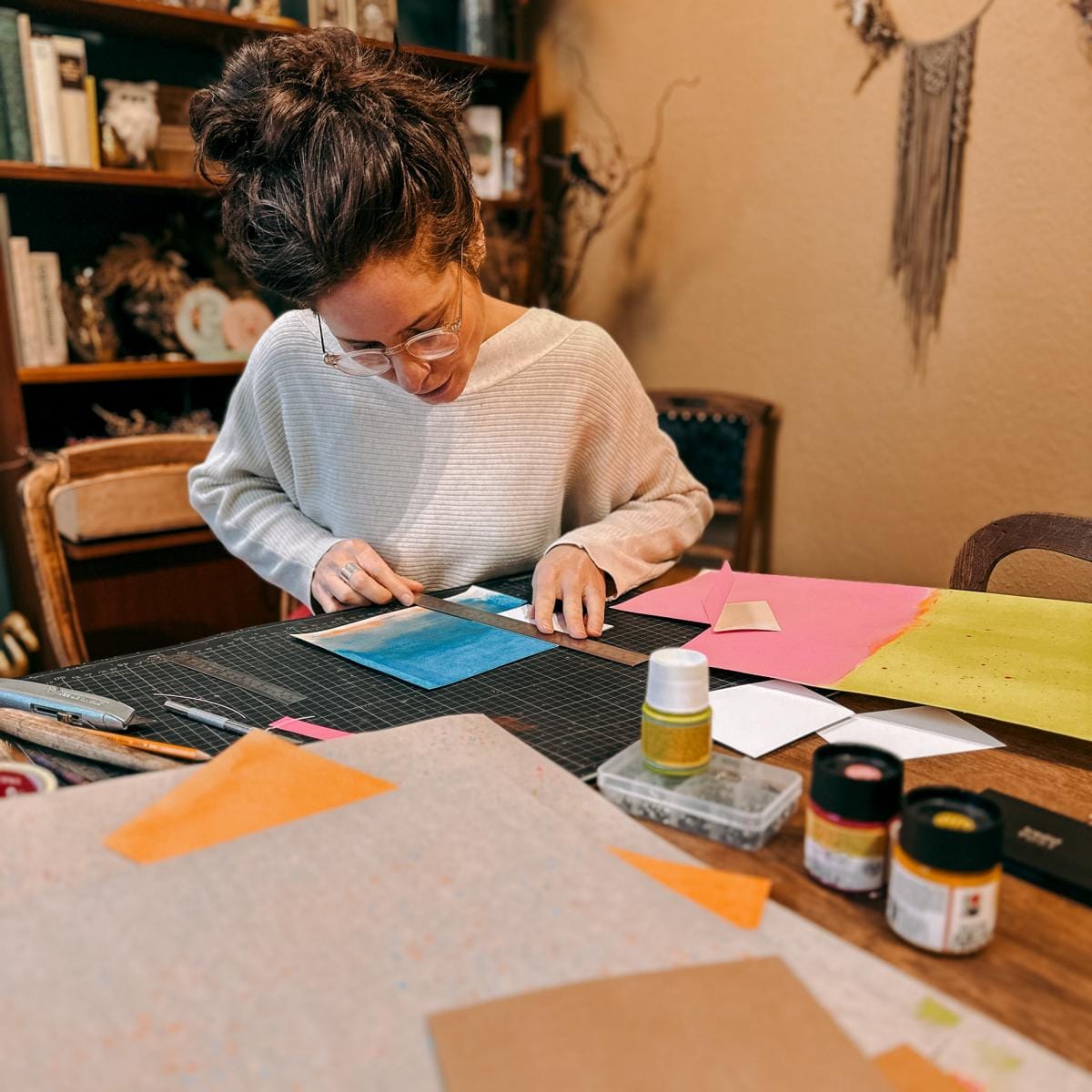 Frau misst veganes Leder mit Lineal, kreativer DIY Workshop bei Grimms Garten Berlin