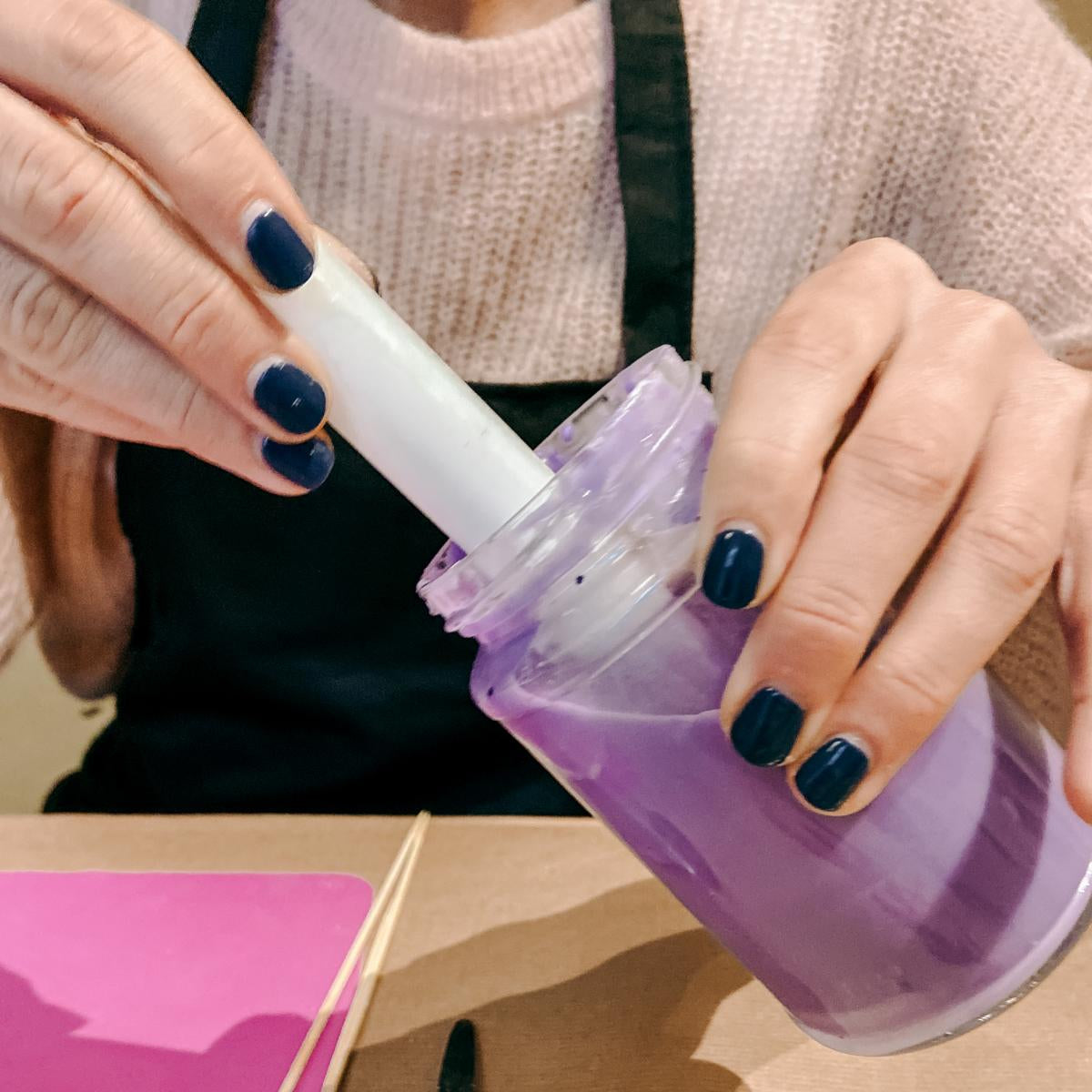 Kerze wird in buntes Wachs getaucht – dip dye kerzen, kerzen färben, buntkerzen selber machen.Auch als Firmenevent buchbar.