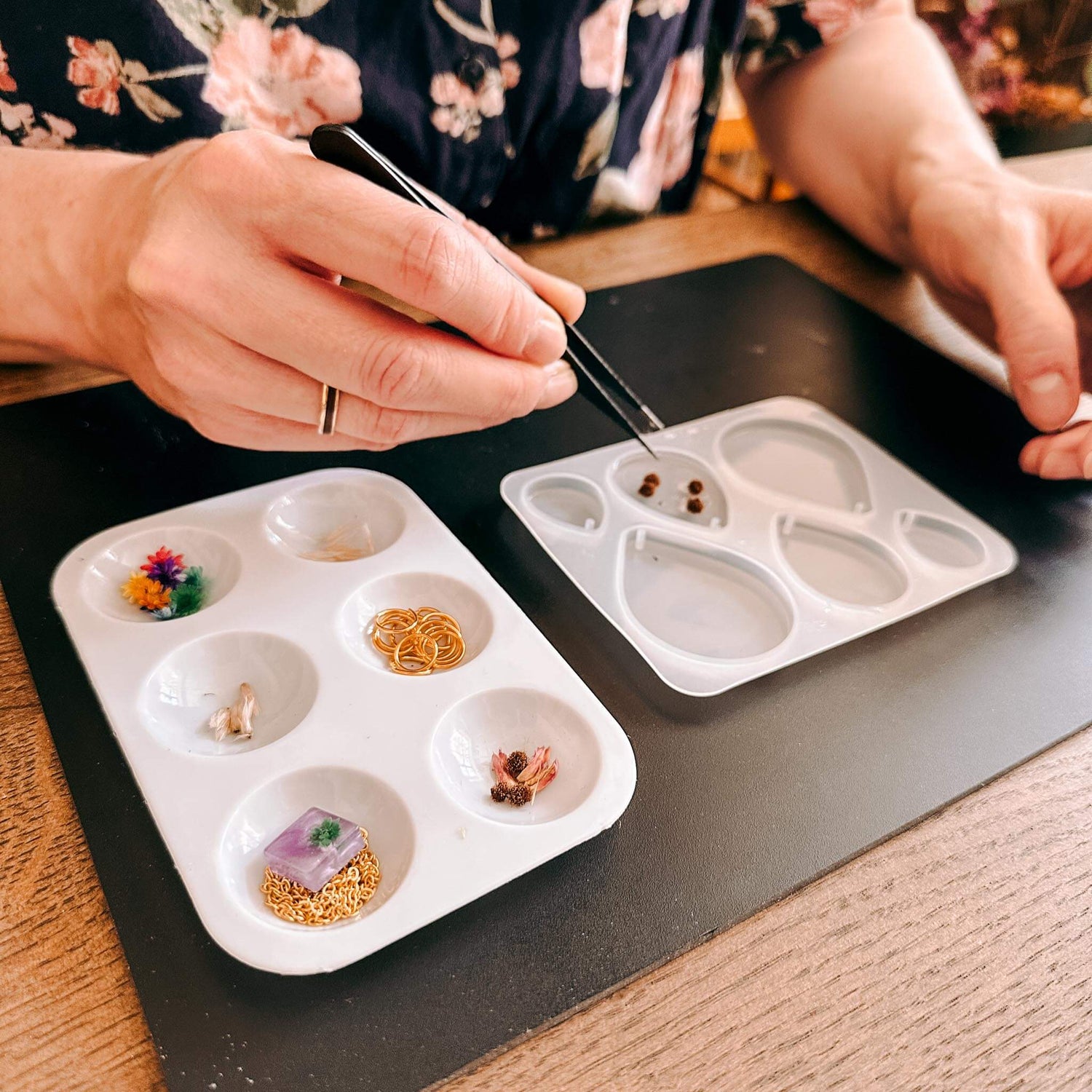 Gussformen mit flüssigem Harz und Trockenblumen – uv harz schmuck, resin schmuck workshop, auch für Firmenevents.