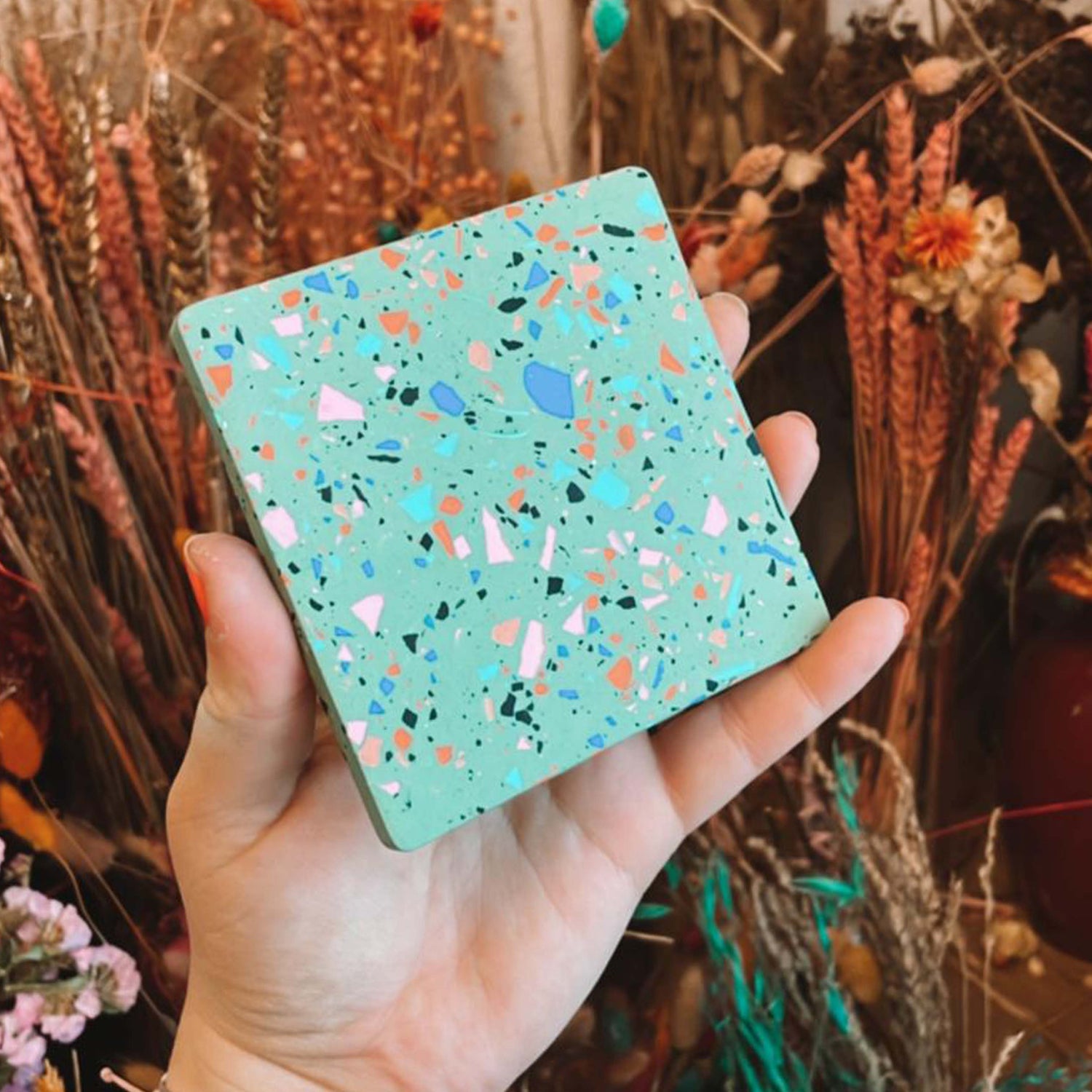 Blauer Terrazzo-Untersetzer in Nahaufnahme – modernes Wohnaccessoire selber machen.