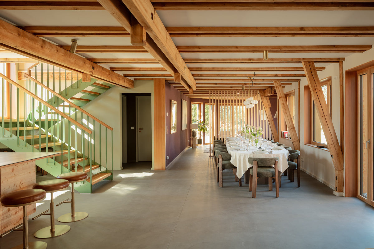 Raum Farmhouse Prasser mit gedecktem Tisch und Stühlen für kreative Workshops und Team Events von GRIMMS GARTEN