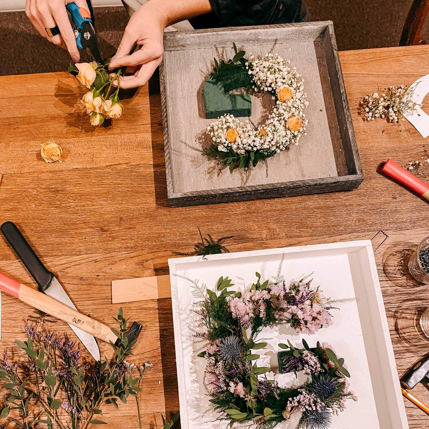 Fertiger und halbfertiger Blumenbuchstabe mit rosa und orange-weißen Blumen – diy blumenbuchstabe.