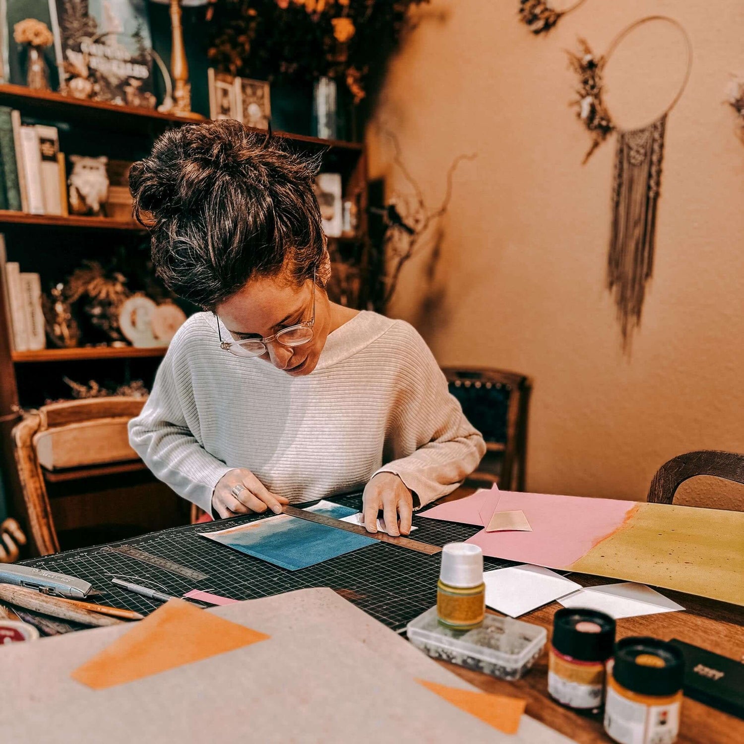 Frau misst veganes Leder mit Lineal, kreativer DIY Workshop für Accessoires bei Grimms Garten Berlin