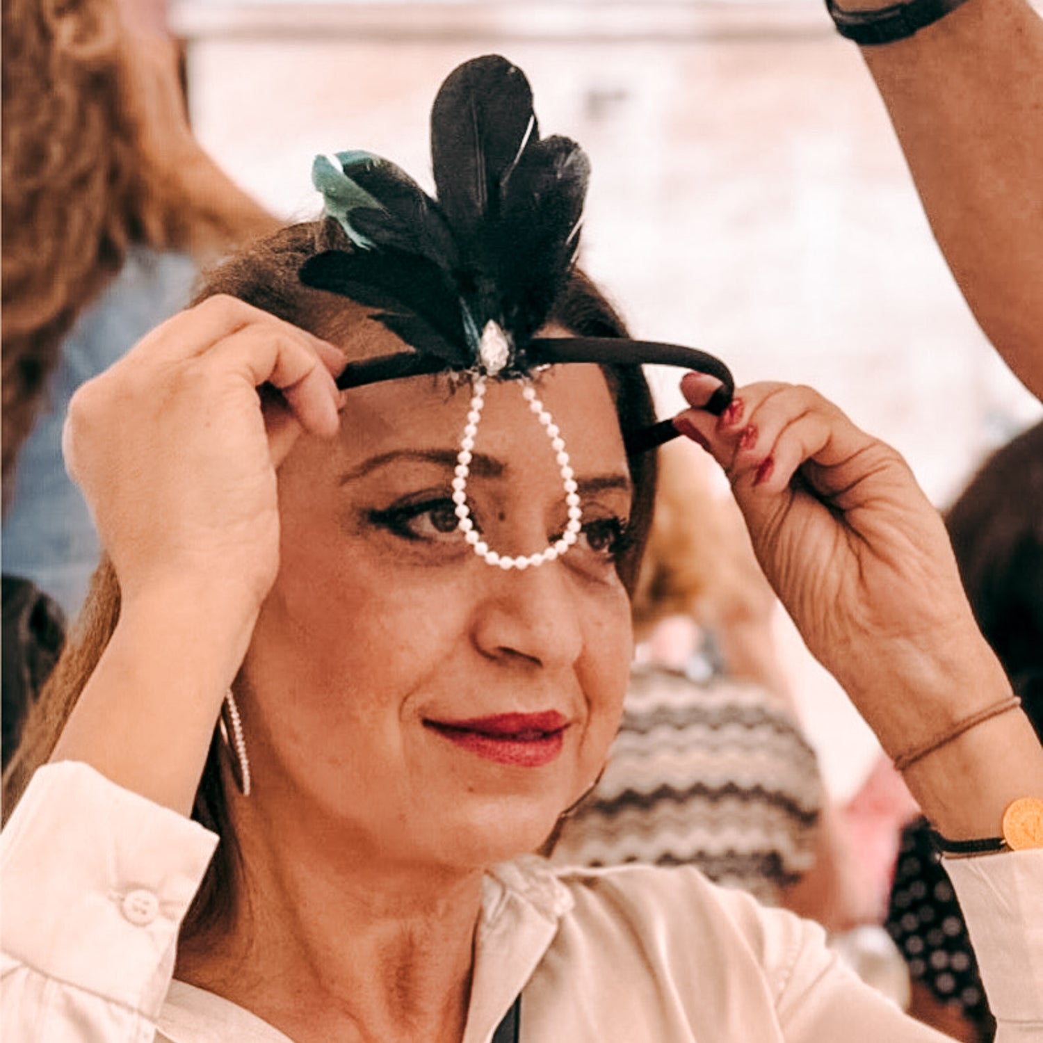 Frau probiert Haarschmuck an – Stirnband oder Haarreif für JGA, Firmenevent oder Teamevent.