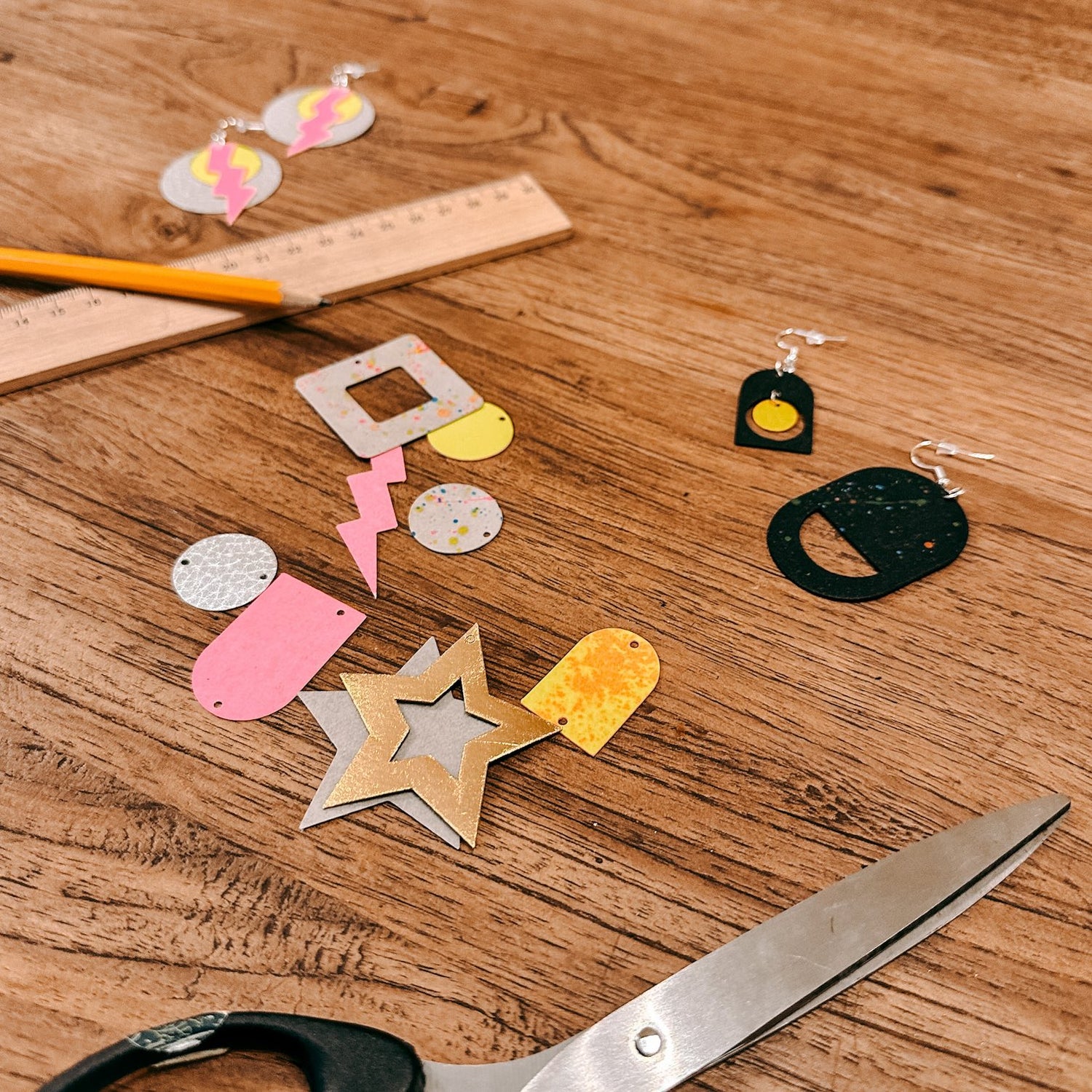 DIY Ohrring Workshop mit veganem Leder – nachhaltige Accessoires selbst gestalten im Schmuckkurs.
