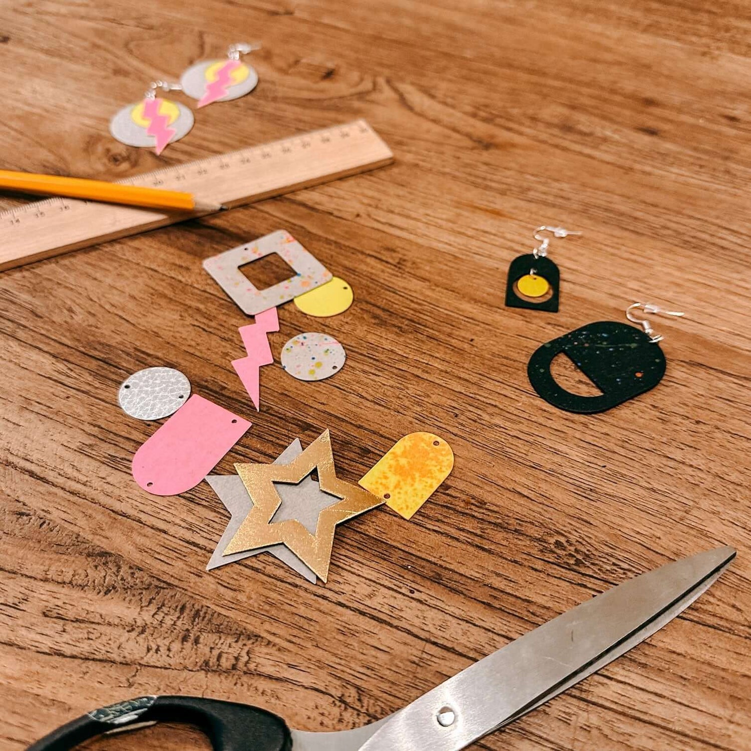 DIY Ohrring Workshop mit veganem Leder – nachhaltige Accessoires selbst gestalten im Schmuckkurs.