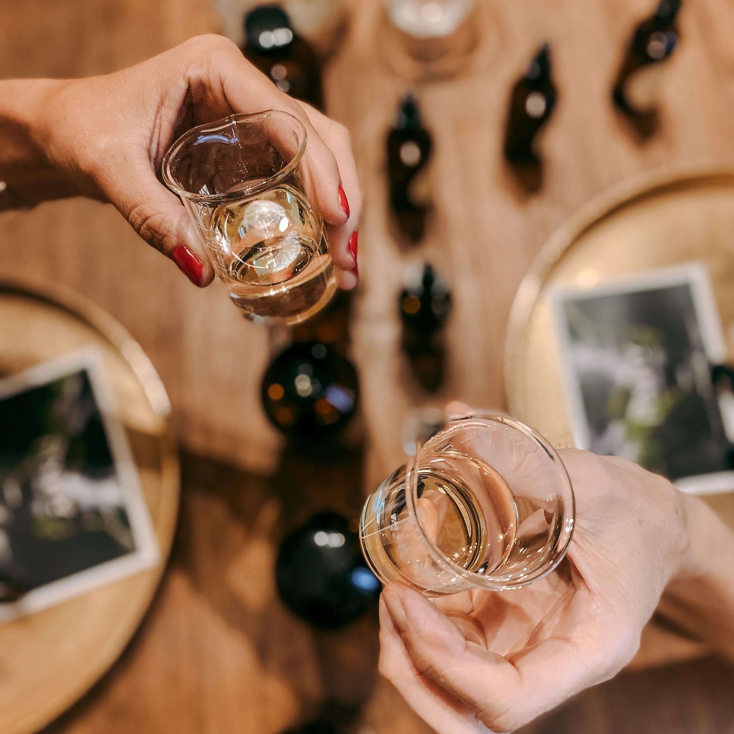 Zwei Hände halten gläsernes Gefäß mit Flüssigkeit – naturkosmetik selber machen, facial serum workshop, bio hautpflege.