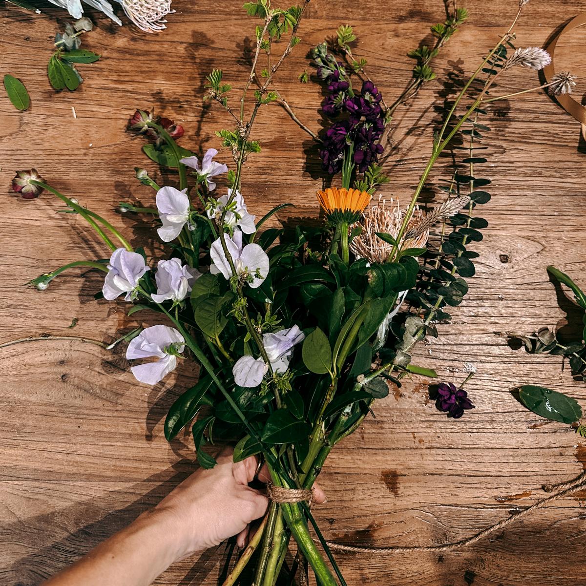 Fertiger Blumenstrauß wird von Hand gehalten – Flower Bouquet Workshop, auch als Teamevent buchbar.