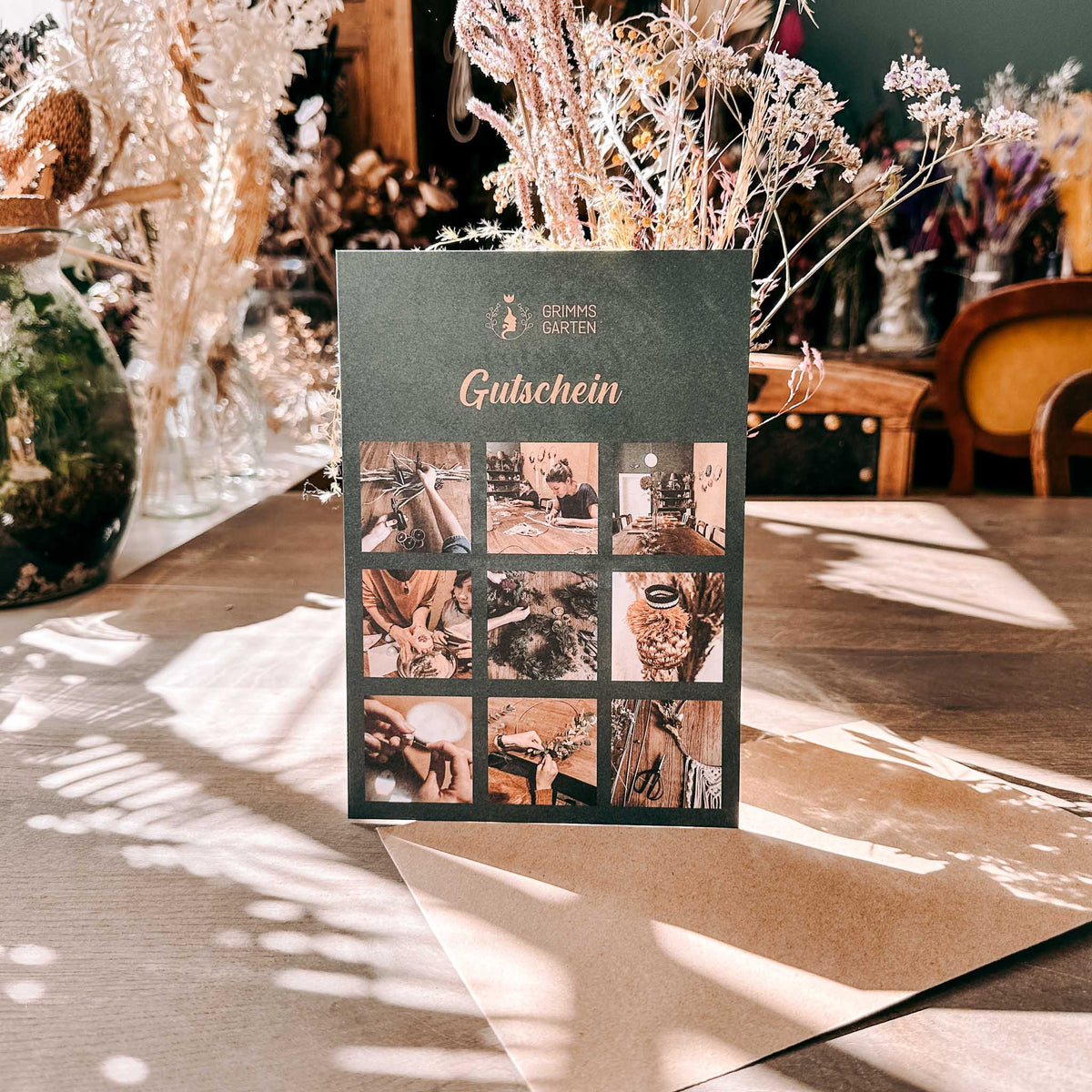 GRIMMS GARTEN Gutschein auf einem Tisch als Geschenk für kreative Workshops und gemeinsame Erlebnisse in Berlin