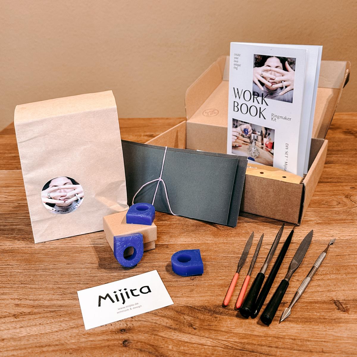 Offene DIY Schmuckring Box mit Werkzeugen und Materialien – ideales Set für Schmuckherstellung.