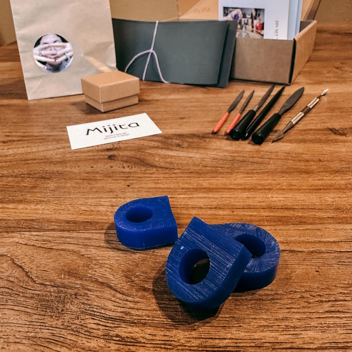 Blaue Wachsformen für Schmuckringe mit Werkzeugen – kreative DIY Box zum Ring gestalten.