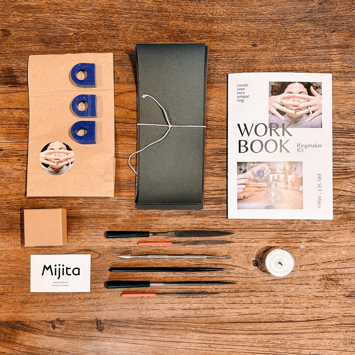 Materialien aus DIY Schmuckring Box auf Tisch verteilt – Set für individuelle Schmuckkreation.