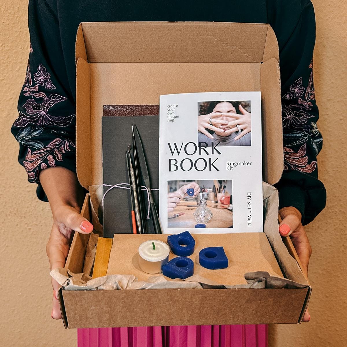 Person hält DIY Box Schmuckring mit allen Materialien – kreatives Set zum Ringe selber machen.