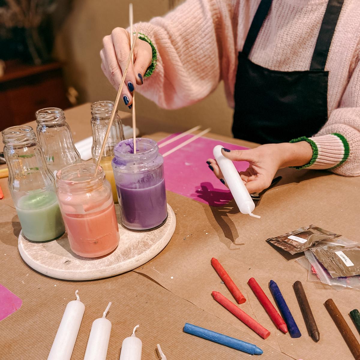 Hände dekorieren Kerze mit Farbverlauf – farbverlauf kerzen, kerzen workshop berlin.Auch als Firmenevent buchbar.