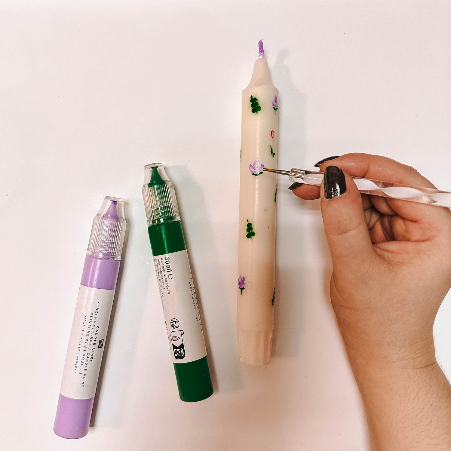 Hände bemalen Kerze mit farbigem Wachs – kerzen bemalen, dip dye kerzen.Auch als Firmenevent buchbar.