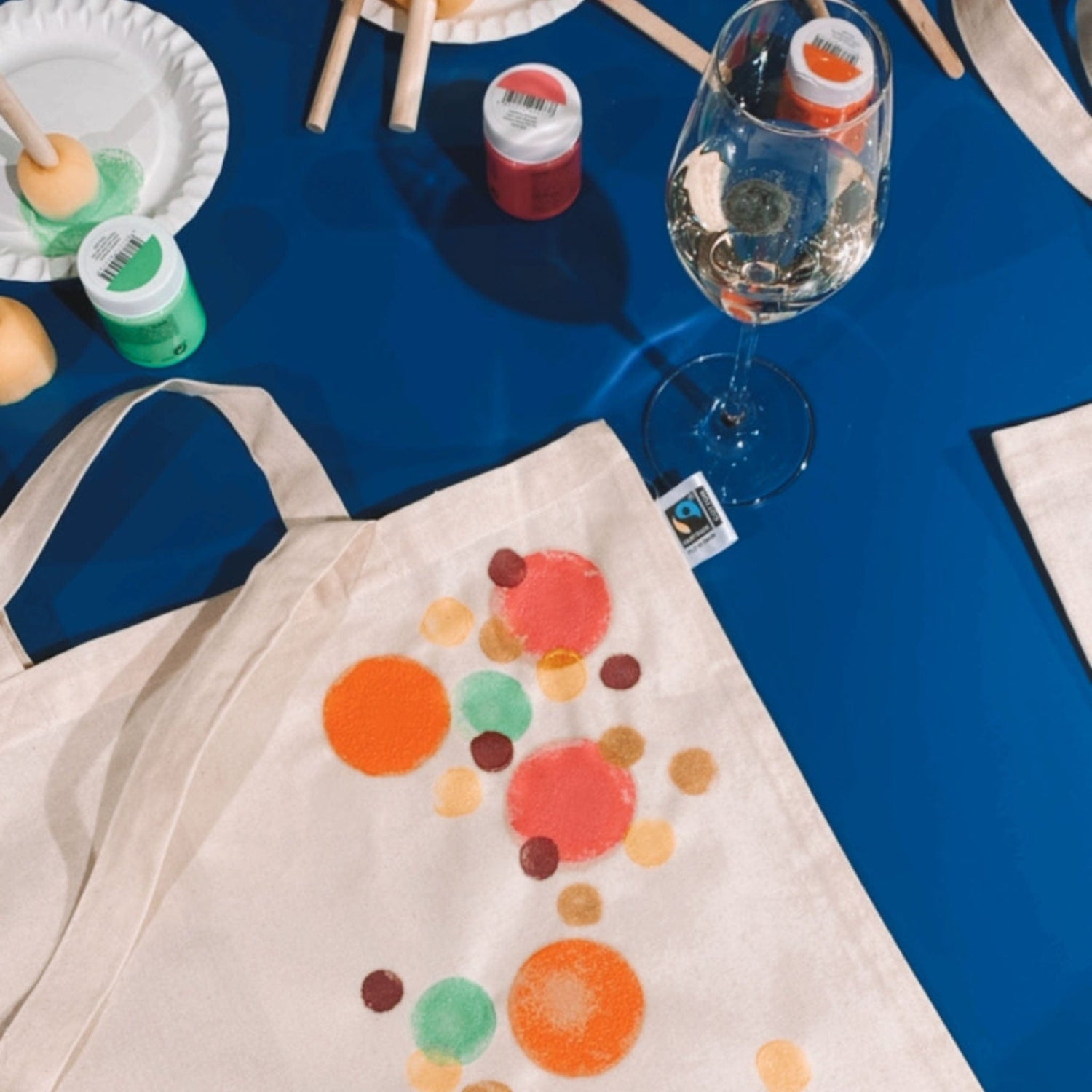 Jutebeutel mit buntem Stempeldruck, kreativer DIY Workshop bei Grimms Garten Berlin