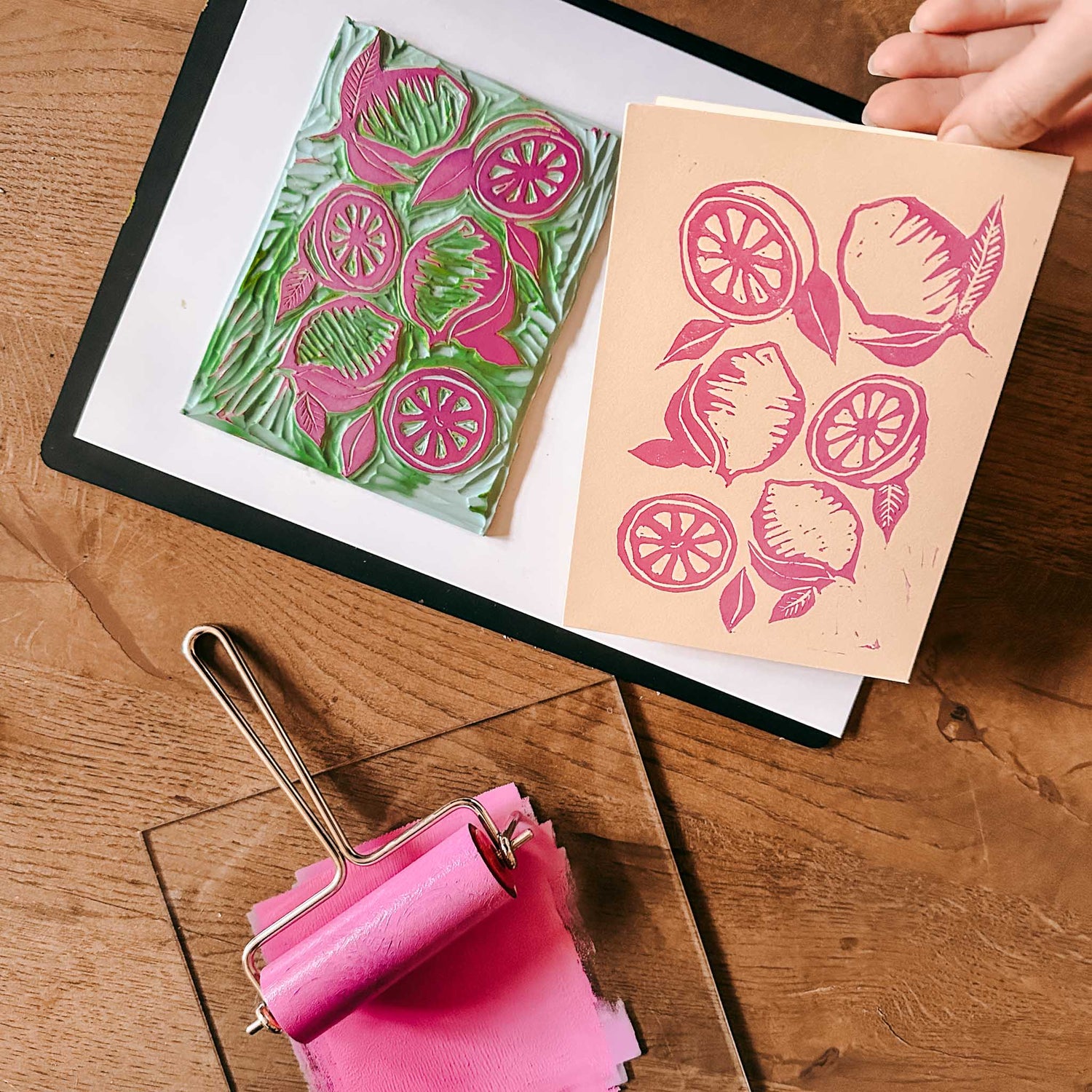 Zitronendruck in Pink auf Karte – Linolschnitt, Linoldruck, DIY Kunstdruck.